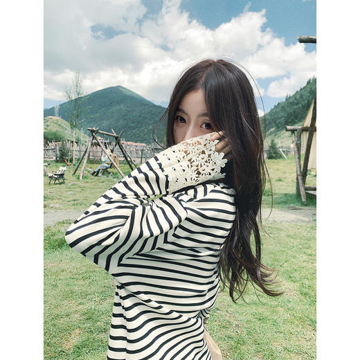 <曾小咸推荐>宽松休闲条纹袖口镂空长袖T恤 商品图0