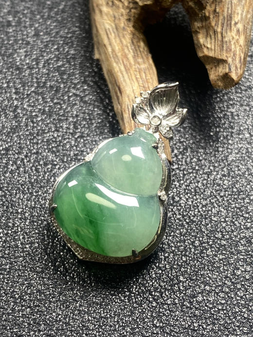 【FC0116】18K镶嵌翡翠飘绿小葫芦吊坠  冰润光泽 飘绿灵动 多子多福 商品图1