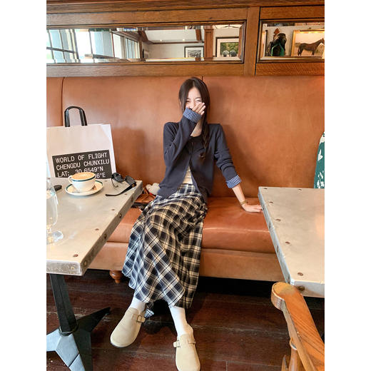 <曾小咸推荐>高级感蓝色格子拼接袖口针织开衫 商品图0