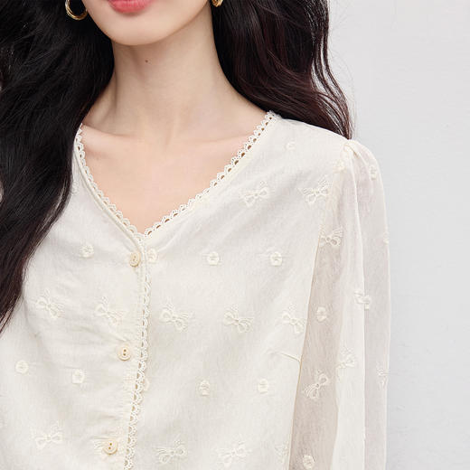 【08/12新品】熙世界法式浮雕绣花V领衬衫女2025年初秋新款正肩七分袖小衫上衣 商品图4