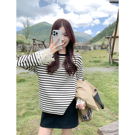 <曾小咸推荐>宽松休闲条纹袖口镂空长袖T恤 商品图1