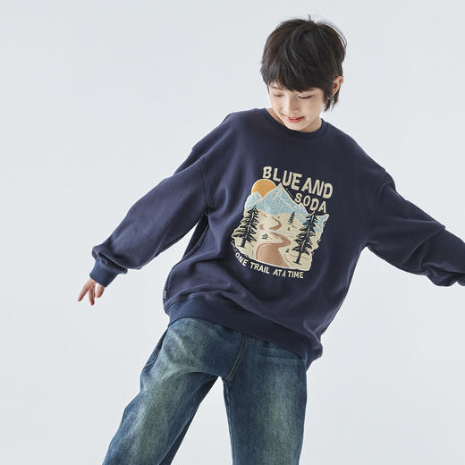 蓝汽水25年秋季新款亲子装中大男童纯色圆领卫衣美式山系印花上衣 商品图2