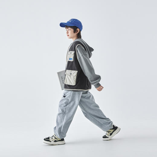 蓝汽水2025年秋冬新款亲子装中大男童摇粒绒马甲撞色拼接口袋上衣 商品图3