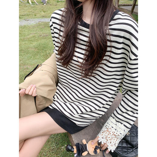 <曾小咸推荐>宽松休闲条纹袖口镂空长袖T恤 商品图2