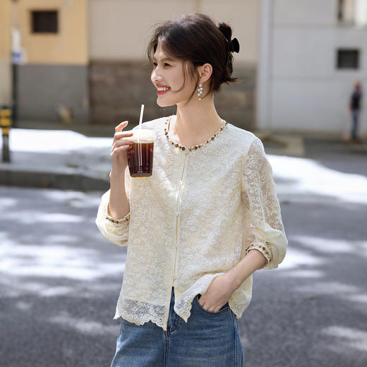 【08/12新品】熙世界法式重工刺绣蕾丝衬衫女2025秋季新款织带圆领长袖小衫上衣 商品图4