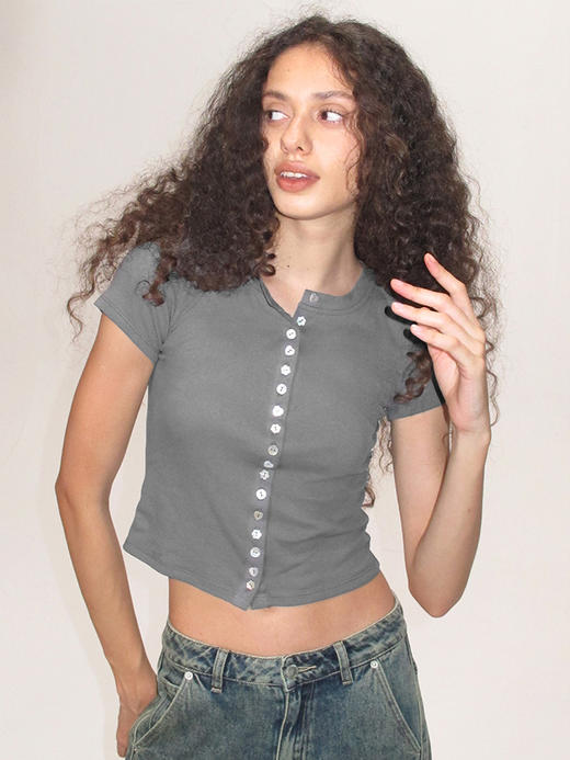 TR她热 贝壳胶片 灰色棉感弹力修身短款贝壳扣百搭基础T恤 商品图0