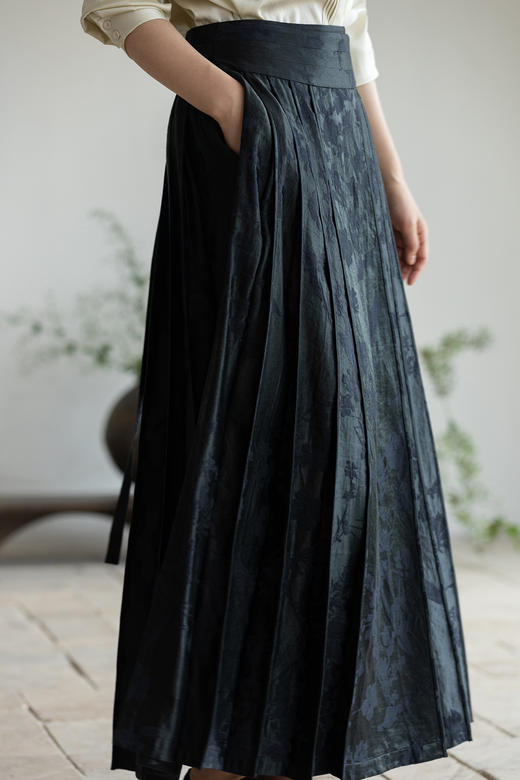 牧衣游原创 重磅27姆米提花丝麻半裙宽松复古黑色马面裙 松子落 商品图5