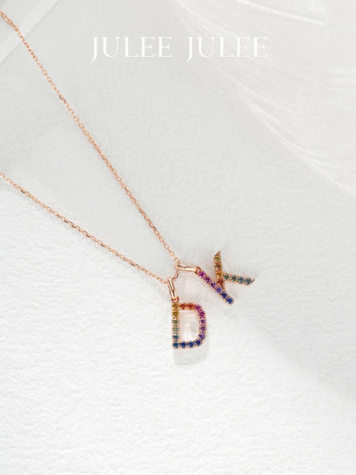 JULEE JULEE茱俪珠宝  18K玫瑰金彩虹蓝宝石字母吊坠 商品图1