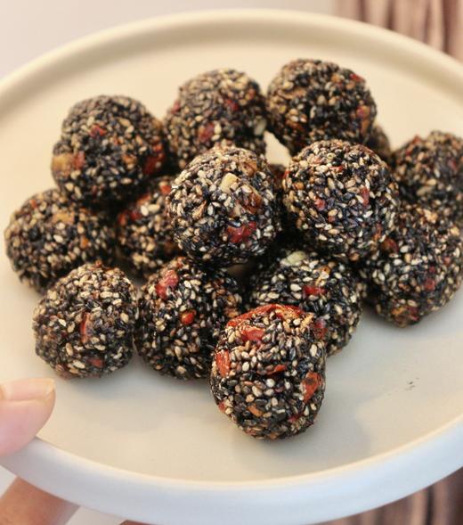 【甄选】天鲜萌 红枣枸杞桑葚芝麻丸 营养丰富 手工制作 醇香浓郁 300g*2箱 商品图3