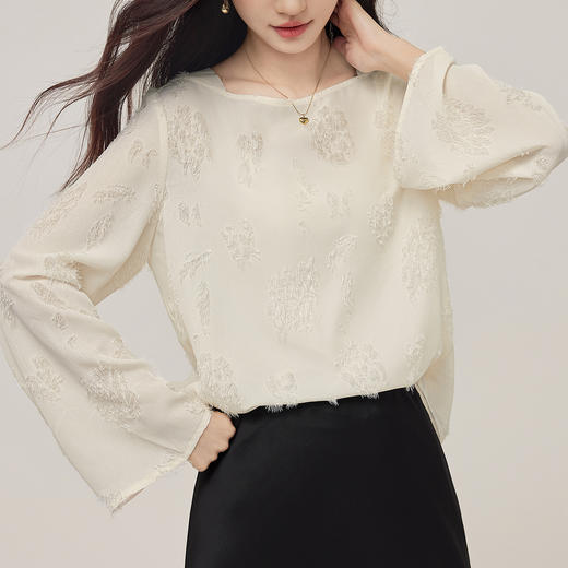 【周四狂欢价】熙世界羽毛流苏一字领雪纺衫女2025秋季新款高级感喇叭袖宽松上衣 商品图4