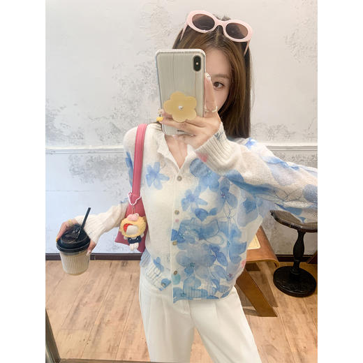 <曾小咸推荐>法式慵懒风花卉印花薄款毛衣开衫【预售款，预计3-15天发货】 商品图0