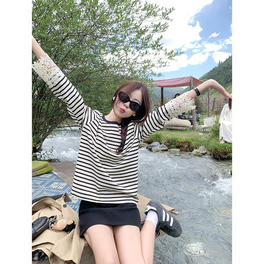 <曾小咸推荐>宽松休闲条纹袖口镂空长袖T恤 商品图3