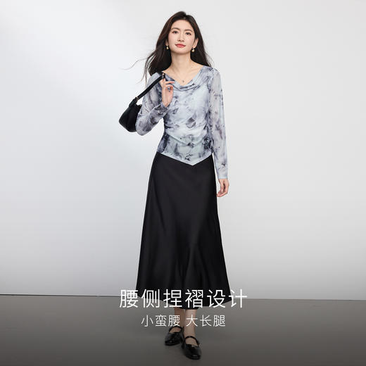 【08/12新品】熙世界水墨晕染印花荡领T恤女长袖2025早秋新款捏褶收腰绝美上衣 商品图2