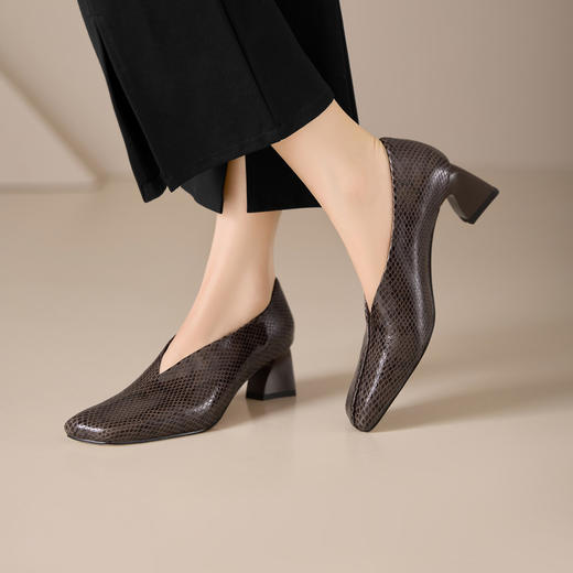 【预售5天】精致复古真皮方头中跟蛇纹牛皮浅口单鞋MBJR&6953 商品图3