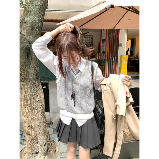 <曾小咸推荐>学院风针织马甲太阳花刺绣V领 商品图1