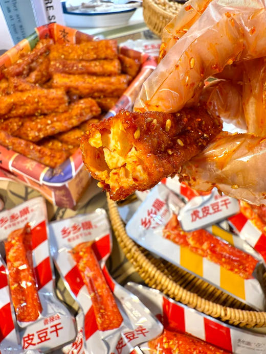 限时低价❗19.9💰到手20袋【乡乡嘴虎皮豆干】！！一袋不到1块钱的解馋小零食~ 某淘22包40💰！！本团19.9💰/20包!! 柯淳推荐👍美味虎皮全开！嗷嗷香🔝！！ 商品图1