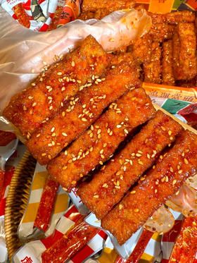 限时低价❗19.9💰到手20袋【乡乡嘴虎皮豆干】！！一袋不到1块钱的解馋小零食~ 某淘22包40💰！！本团19.9💰/20包!! 柯淳推荐👍美味虎皮全开！嗷嗷香🔝！！