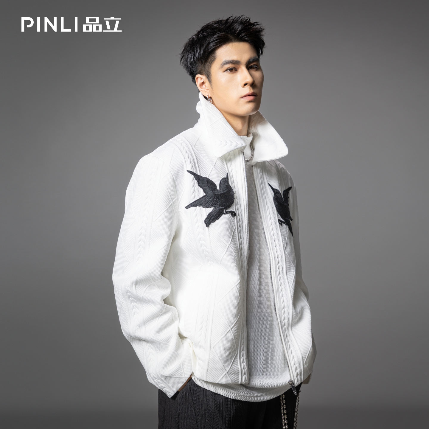 PINLI品立2025秋季新款可翻高领针织提花夹克男士贴布绣短款外套B253104018