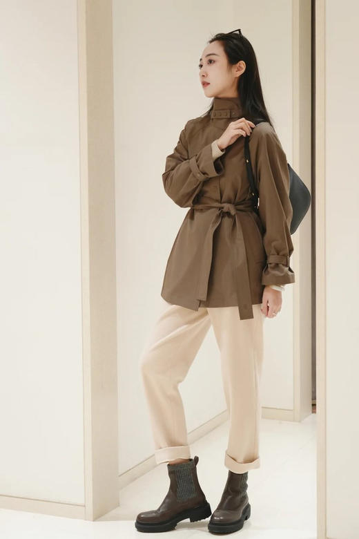 露珠系列薄丝毛精纺色织短风衣 薄丝毛精纺色织一手长 无里宽松廓形 插肩袖包容性强 面料垂坠感绝佳 宽松版型不显拖沓 商品图4