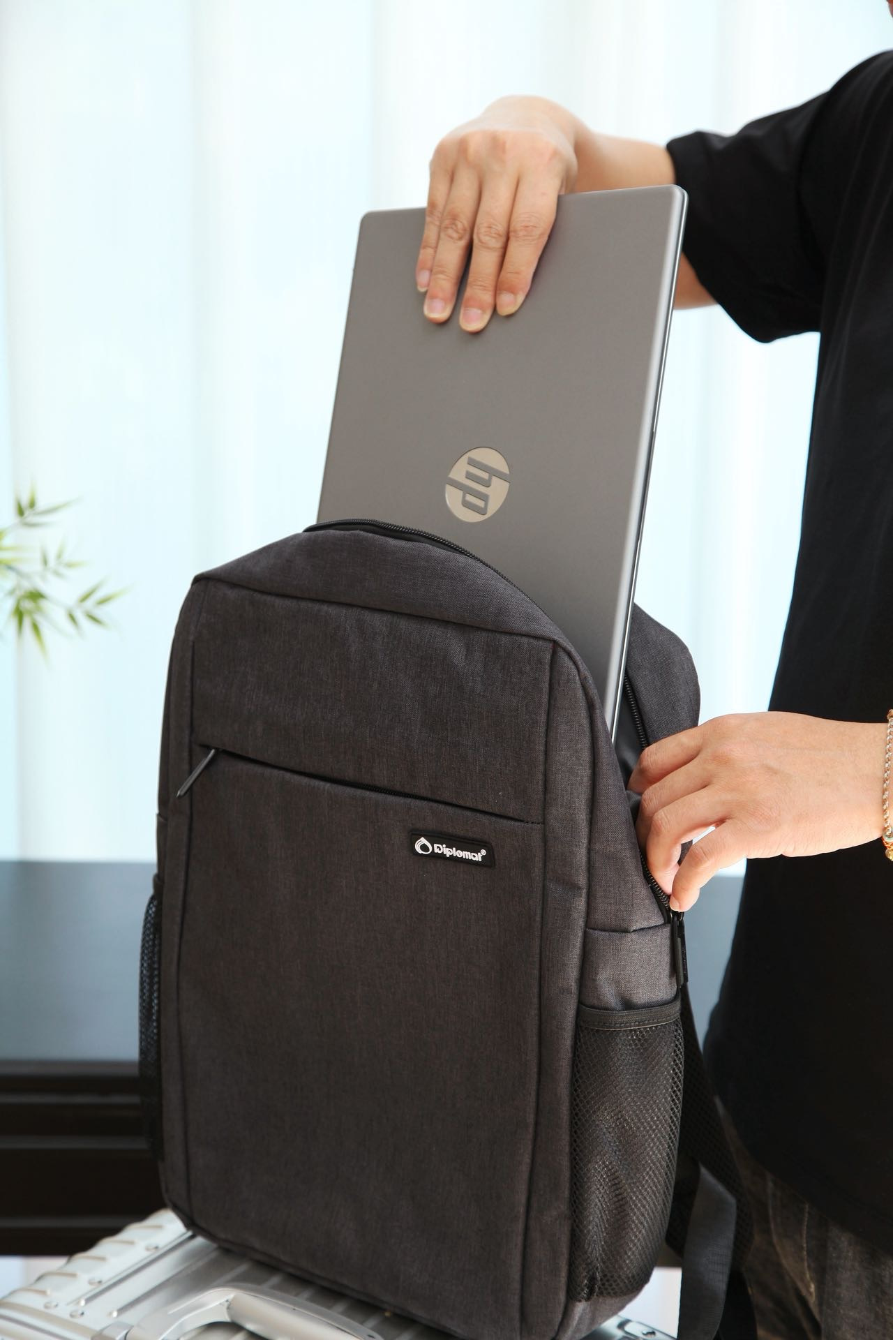 【果本&外交官Diplomat商务双肩背包】上海奥莱闭店撤柜❗低于1折清仓💰49.9❗品相超赞，吊牌齐全✔可送礼可自留