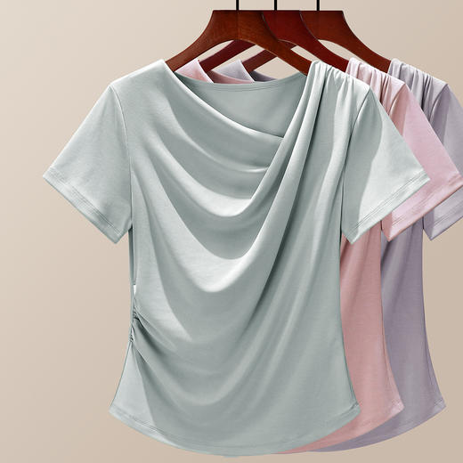 「自j」全新升级【铂金会员109/天猫149/差价40】(74747)洛诗琳斜V领设计感正肩T恤2025夏季褶皱高级感显瘦短袖上衣 商品图0