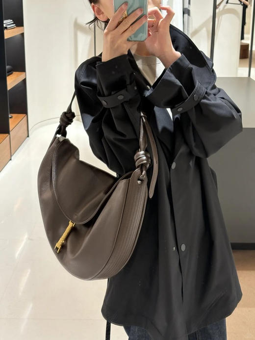 露珠系列薄丝毛精纺色织短风衣 薄丝毛精纺色织一手长 无里宽松廓形 插肩袖包容性强 面料垂坠感绝佳 宽松版型不显拖沓 商品图8