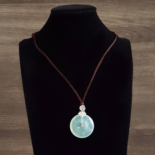 【天然正品】A货翡翠AU750收藏级白金镶天然细腻高冰种晴水平安扣翡翠吊坠项链56.0*40.1*10.0MM（皆取最大值）中性款现售价：43800！130825XY05 商品图8