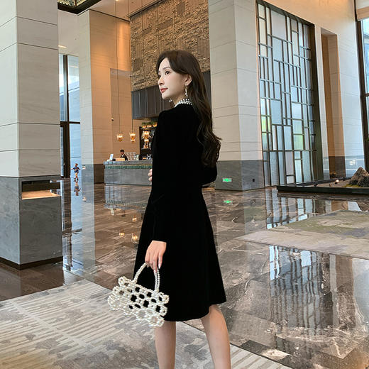 奢姿2025年秋季新款大码女装法式珍珠立领裙子胖妹妹丝绒连衣裙9943853530 商品图3