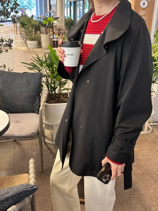 露珠系列薄丝毛精纺色织短风衣 薄丝毛精纺色织一手长 无里宽松廓形 插肩袖包容性强 面料垂坠感绝佳 宽松版型不显拖沓 商品图7