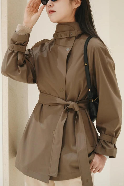 露珠系列薄丝毛精纺色织短风衣 薄丝毛精纺色织一手长 无里宽松廓形 插肩袖包容性强 面料垂坠感绝佳 宽松版型不显拖沓 商品图3