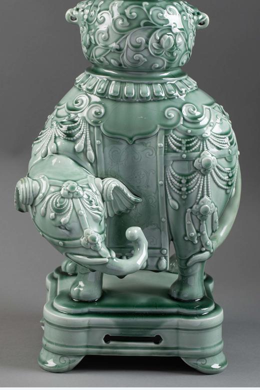 独角鹿西洋古董法国陶艺大师Théodore Deck签名出品东方风格缠枝花叶纹装饰太平有象造型冰裂纹青釉瓷瓶 商品图3