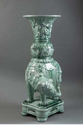 独角鹿西洋古董法国陶艺大师Théodore Deck签名出品东方风格缠枝花叶纹装饰太平有象造型冰裂纹青釉瓷瓶