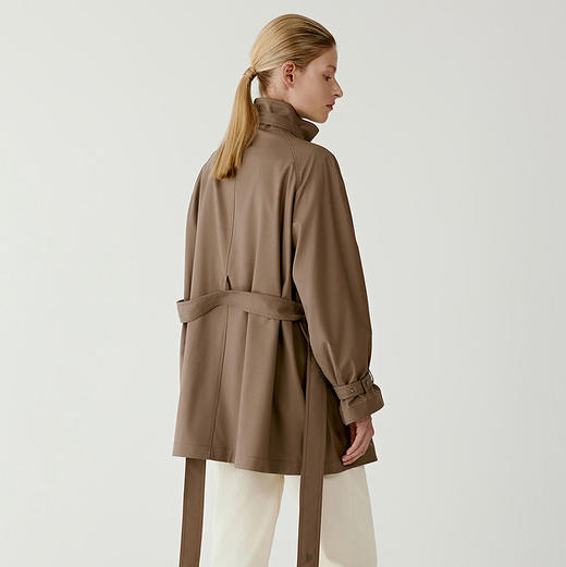 露珠系列薄丝毛精纺色织短风衣 薄丝毛精纺色织一手长 无里宽松廓形 插肩袖包容性强 面料垂坠感绝佳 宽松版型不显拖沓 商品图1