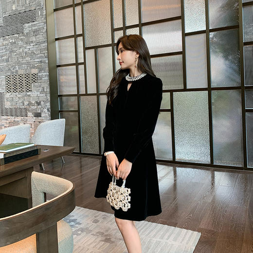 奢姿2025年秋季新款大码女装法式珍珠立领裙子胖妹妹丝绒连衣裙9943853530 商品图1