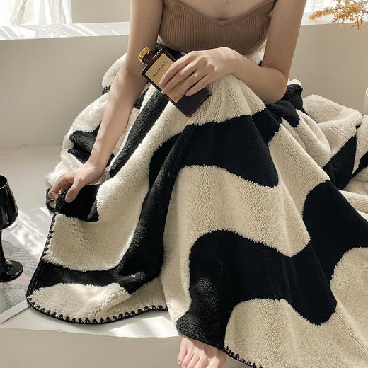 【品牌直发】加倍生活双面印花舒棉绒毛毯 新款多功能盖毯 沙发毯跨境毛毯 商品图1