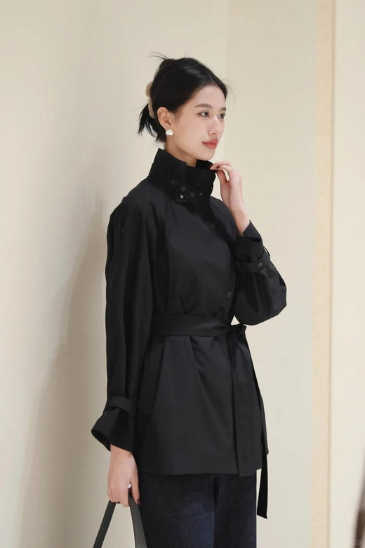 露珠系列薄丝毛精纺色织短风衣 薄丝毛精纺色织一手长 无里宽松廓形 插肩袖包容性强 面料垂坠感绝佳 宽松版型不显拖沓 商品图5