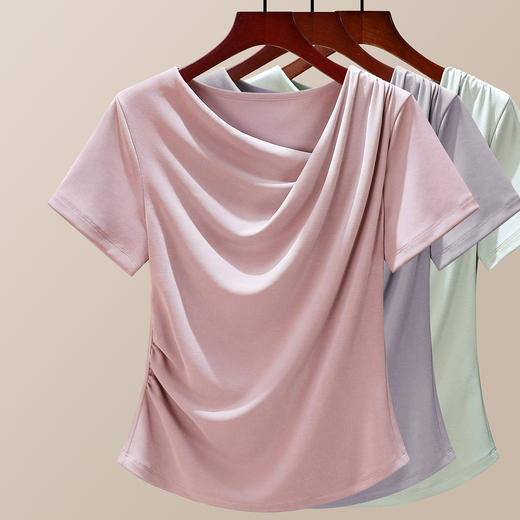 「自j」全新升级【铂金会员109/天猫149/差价40】(74747)洛诗琳斜V领设计感正肩T恤2025夏季褶皱高级感显瘦短袖上衣 商品图1