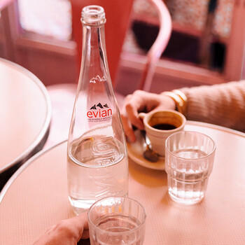 依云（evian）330ml*20瓶 玻璃瓶饮用水 高端矿泉水 法国进口 会议商务用水 /水饮冲调 /饮用水 /矿泉水 商品图3