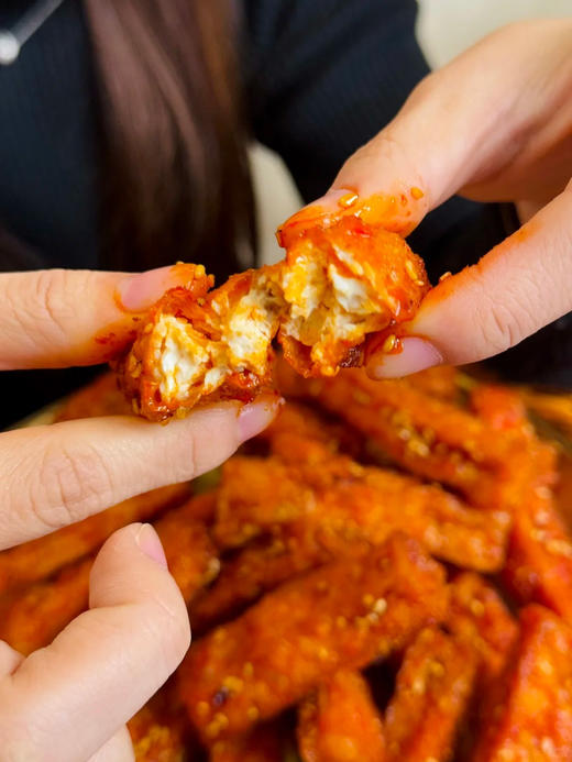 限时低价❗19.9💰到手20袋【乡乡嘴虎皮豆干】！！一袋不到1块钱的解馋小零食~ 某淘22包40💰！！本团19.9💰/20包!! 柯淳推荐👍美味虎皮全开！嗷嗷香🔝！！ 商品图4