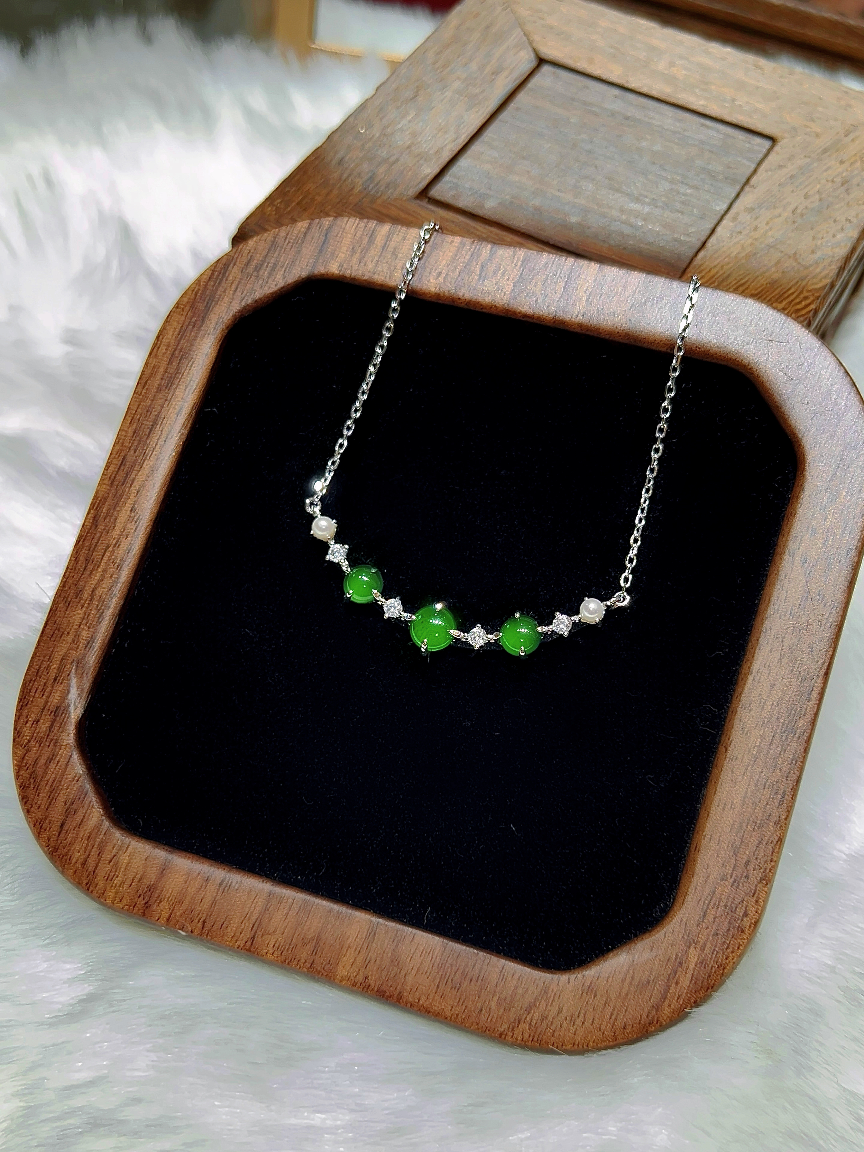 【新品上线】轻奢高级感项链纯银翡翠女简约时尚圆珠镂空项链气质百搭小众设计，支持门店自取/包邮到家。