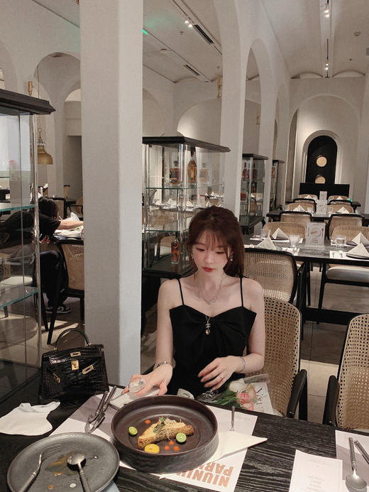 金蘑菇菇【夏日女友 ribbon系列】小心机藏肉纯色气质吊带连衣裙 商品图4