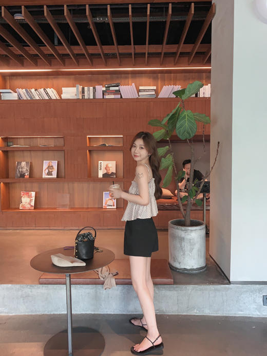 金蘑菇菇【里斯本书店】斜裁vl领法式茶歇裙设计感连衣裙鱼尾长裙  半裙 ~ 商品图1