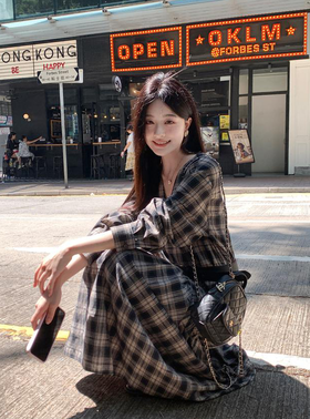 👏秋天本命裙❗️博主同款😍【AUChris复古抽褶设计感格子连衣裙ACU081301】💥穿上直接氛围感拉满～ ▪️精选的棉感色织格纹面料，🌸自带复古感 ▪️经典 V 领脸型修饰得超好看