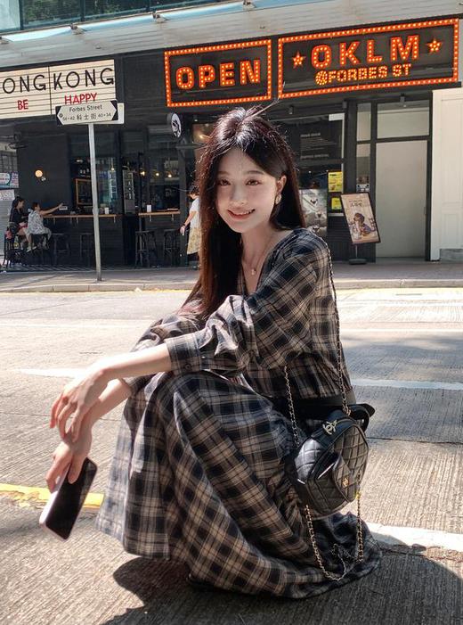 👏秋天本命裙❗️博主同款😍【AUChris复古抽褶设计感格子连衣裙ACU081301】💥穿上直接氛围感拉满～ ▪️精选的棉感色织格纹面料，🌸自带复古感 ▪️经典 V 领脸型修饰得超好看 商品图0