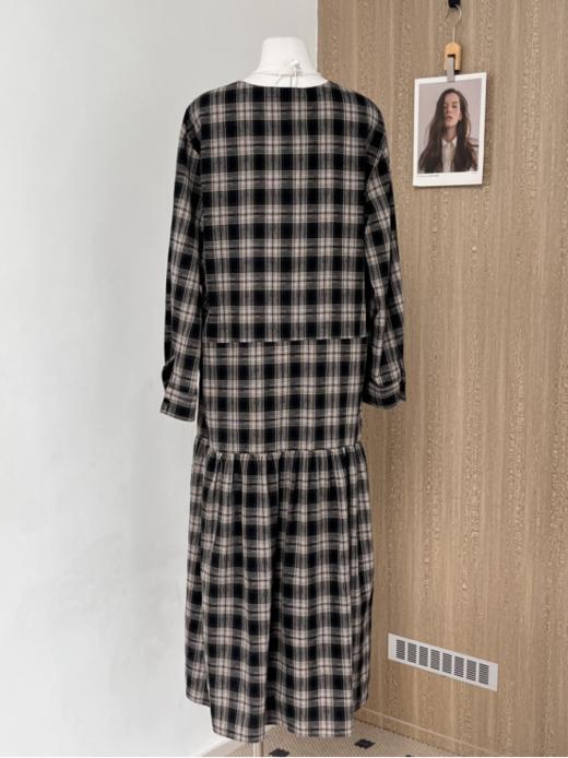 👏秋天本命裙❗️博主同款😍【AUChris复古抽褶设计感格子连衣裙ACU081301】💥穿上直接氛围感拉满～ ▪️精选的棉感色织格纹面料，🌸自带复古感 ▪️经典 V 领脸型修饰得超好看 商品图5