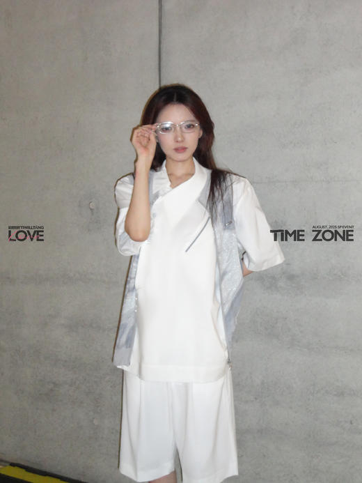 【七夕专属礼盒 | 相濡以沫】启世录：白色斜门襟烫钻短袖衬衫+星辰图案提花背心+白色银丝垂感西装短裤 商品图1