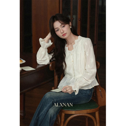 【6折秒杀】鹿向南「洛可可蕾」设计感杏色刺绣荷叶边V领衬衫长袖上衣女初秋 商品图4