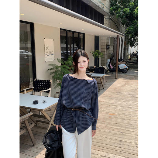 【复古蓝色条纹中长款衬衫】早秋设计感宽松一字肩 细皮带长袖衬衫 商品图4