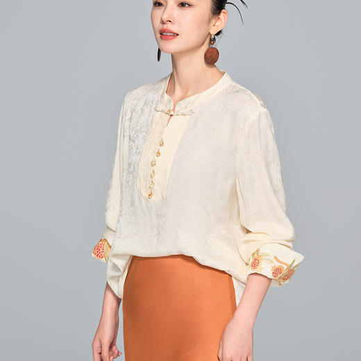 「自」全新升级【铂金会员293/天猫389/差价96】(43258)洛诗琳新中式国风立领绣花衬衫2025秋季新款高级感上衣女 商品图3
