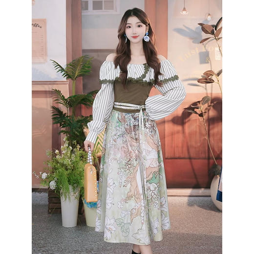 两三事 柏林热吻 2025秋季新款优雅条纹拼接印花绑带一字肩连衣裙 商品图1